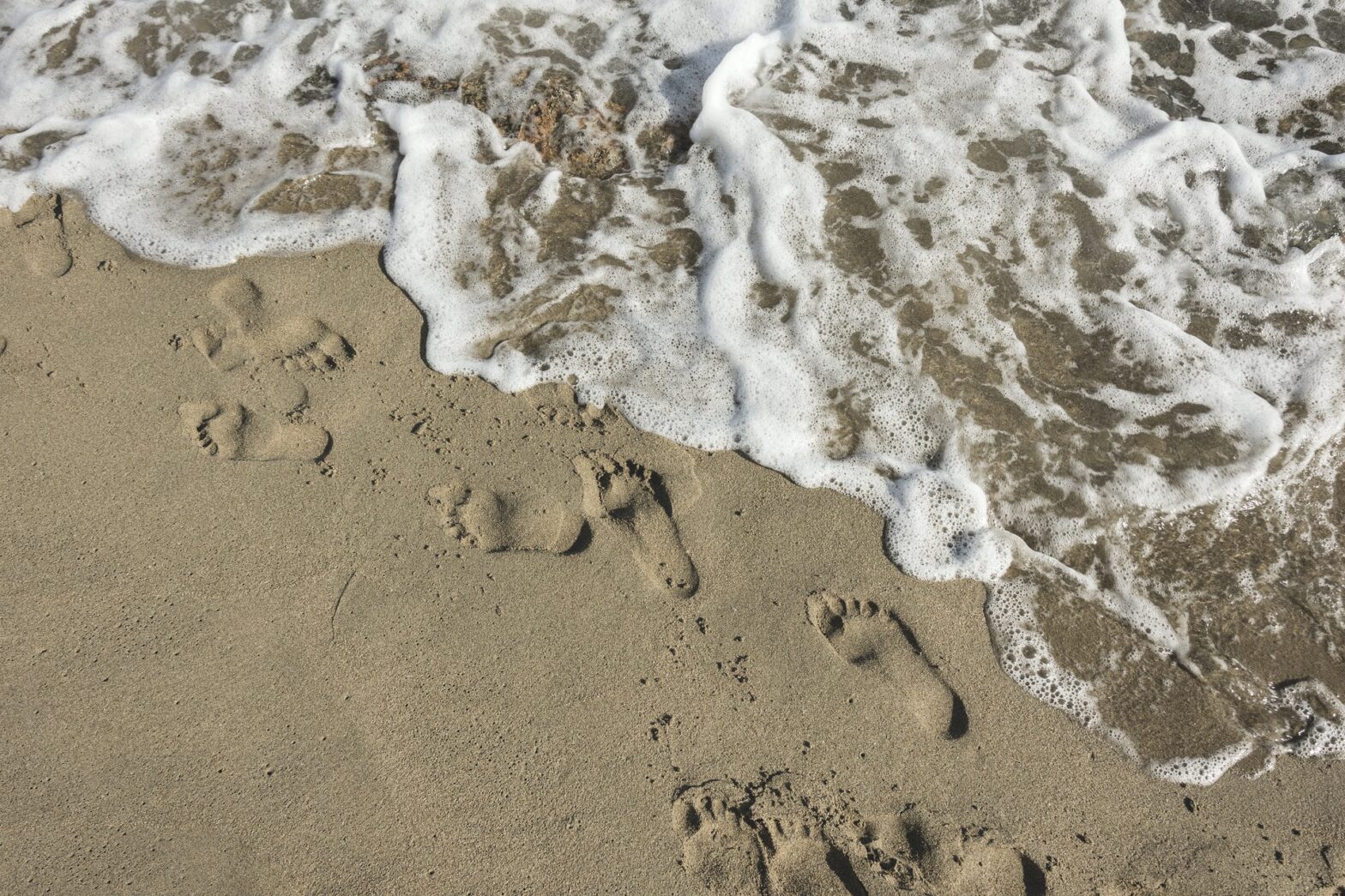 barefoot beach run footprints